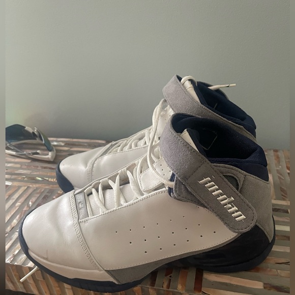 Nike Jordan Team Strong athletic shoes - Picture 3 of 8